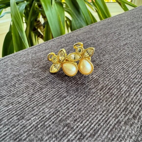 Avon Vintage Angel Pearl and Gold Tone Clip On Earrings - Picture 9 of 11